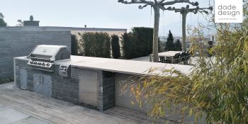 Outdoor Betonkueche mit Geraeten und Zubehoer | dade design