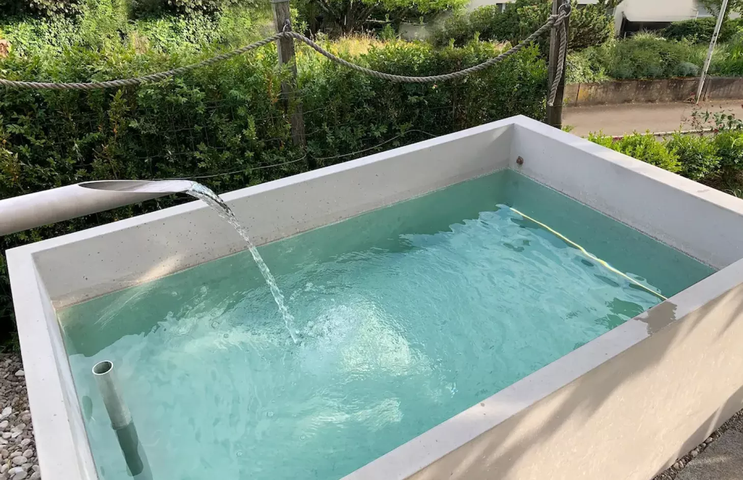 Bathing fountain made from dade ROC concrete