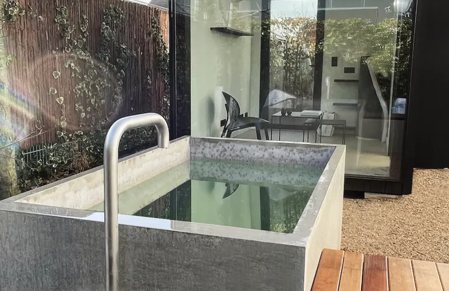Bathing fountain made from dade ROC concrete