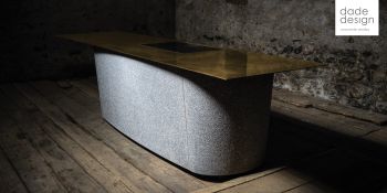 Kücheninsel aus gestocktem dade ROC Beton swiss made | Orea Caminada & dade design