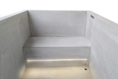 Badebrunnen Supreme Set mit Sitzbank, dade Konkreta, LED und Technikeinheit gross